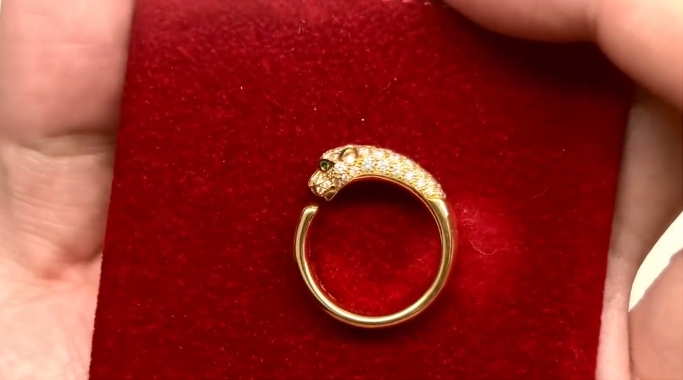 ICONIC DIAMOND RING.